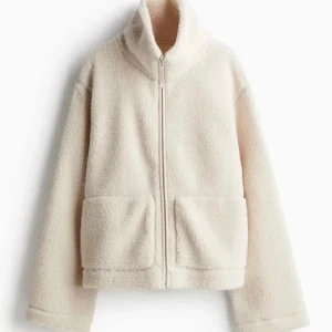 Beige teddyjacka från h&m - Säljer nu min teddy jacka ifrån h&m, är knappt använd och i nyskick💕
