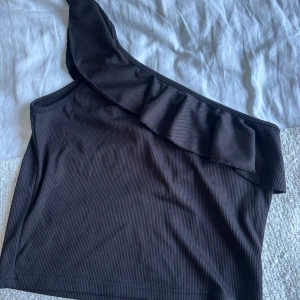 Svart linne Shein  - Ett svart linne med volanger från Shein. Helt oanvänt super fint i storlek M/ 38