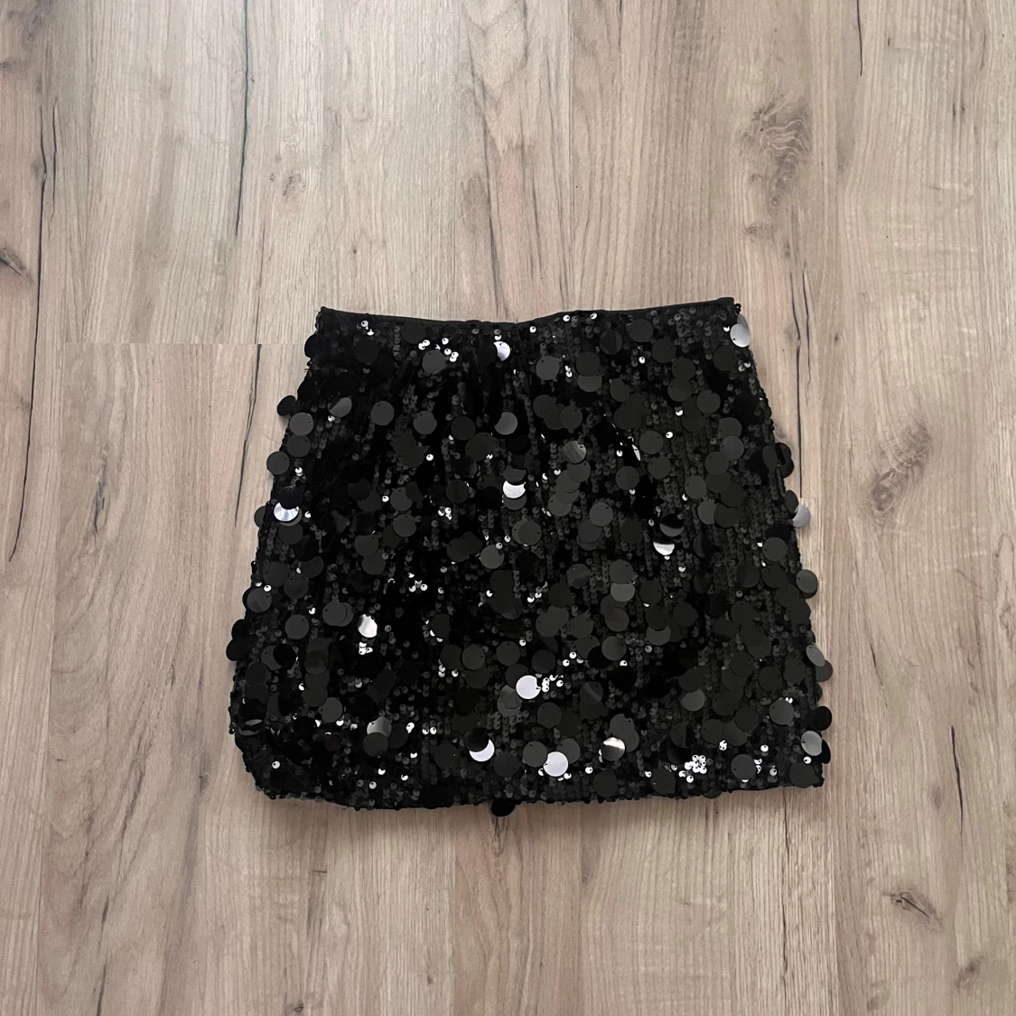 Svart paljettkjol med glittriga detaljer - 1