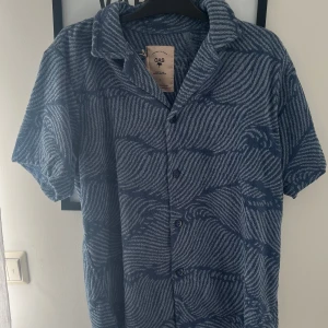 Skjorta - Skjorta från oas i frote material. Nypris 800kr. Lappen är kvar aldrig använd. 