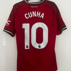 Man Utd 25/26 tröja - Säljer nu min man Utd tröja med cunha nmr 10 på ryggen i storlek 176 eller 15-16y. Köpt från Unisport för 1179kr. Skriv till mig om ni har frågor och tveka inte att fråga om fler bilder, och priset kan såklart diskuteras!