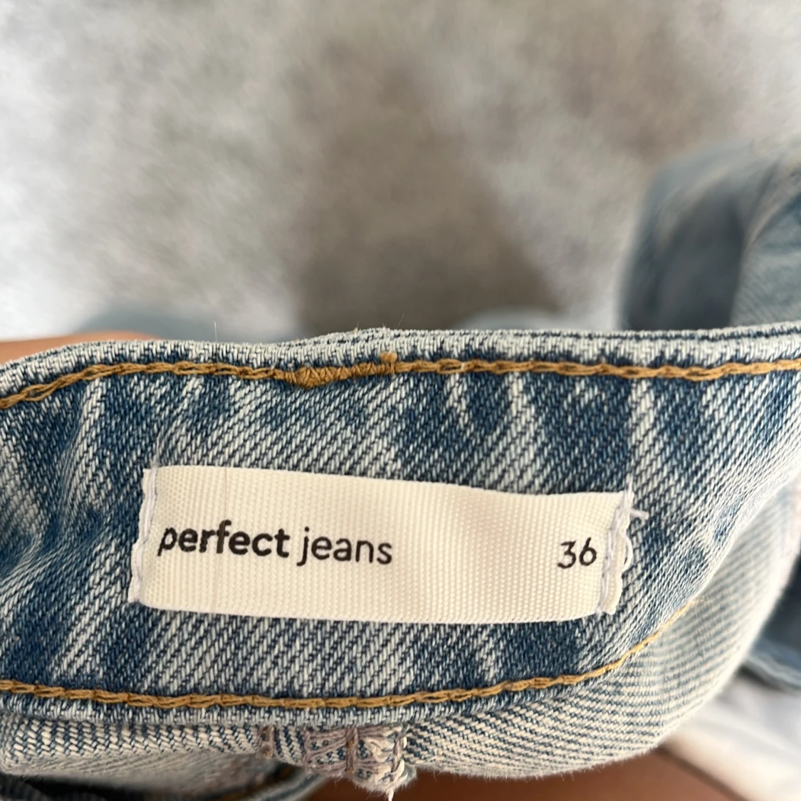 Bootcut ljusblå jeans från Gina  - 2