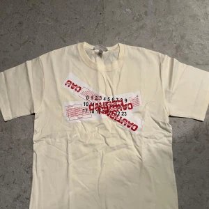 Maison Margiela tröja - Riktigt fet maison margiela tröja, inga skador och väldigt bra skick! NYPRIS ~ 2000kr (VÅRT PRIS - 400kr)