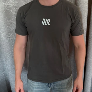 💪🏼Gym T-shirt💪🏼 Herr - En träningstisha från GILDAN i storlek M, fint skick 