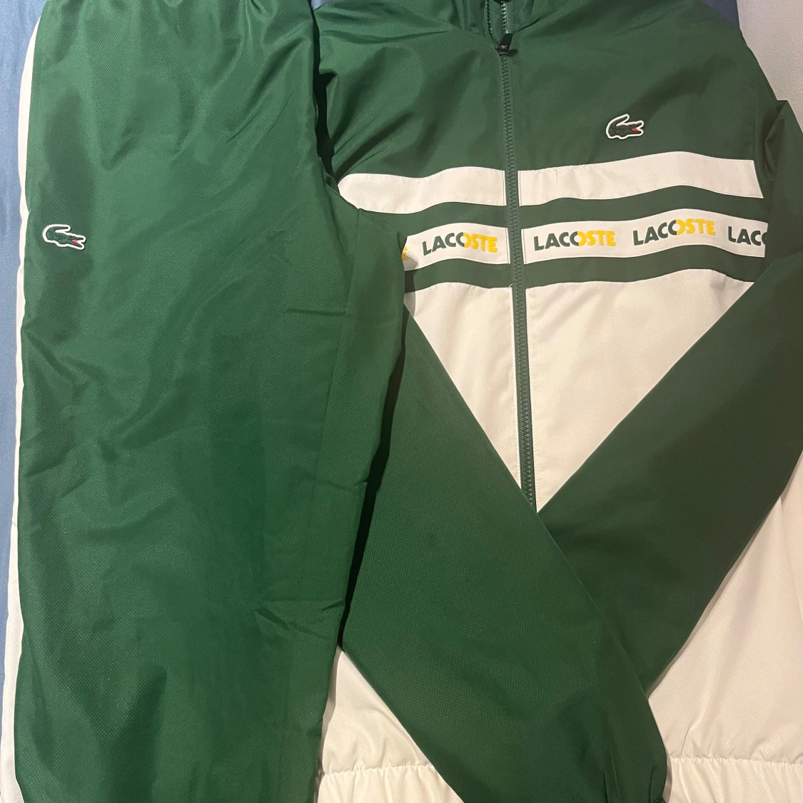 Grön och vit vindjacka från Lacoste