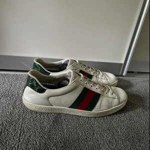 Gucci ace - Storlek US 8 motsvarar 42 - Gott skick, defekter syns i bilderna - nypris 8000kr - äktighetsbevis finns - kom med prisförslag vid intresse!