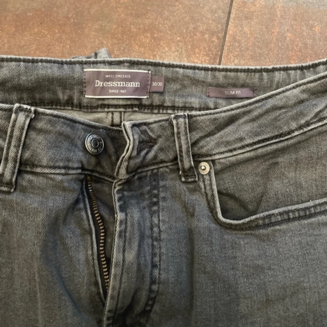 Grå slim fit jeans från Dressmann - 2