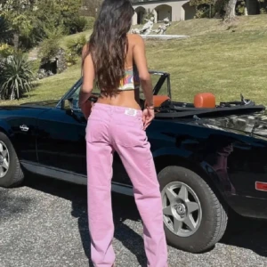 Na-kd jeans  - Rosa jeans från na-kd i storlek 32. Jag är 170 vm som preferens💗