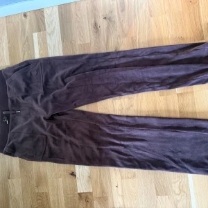 Bruna mjukisbyxor Juicy Couture M - Mysiga bruna mjukisbyxor från Juicy Couture i storlek M. Byxorna är väldigt sparsamt använda då jag köpte fel storlek.