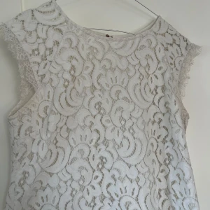 Vit spets topp  - En jättesöt vit spetsblus i jättebra skick, storleken är M men skulle säga att den sitter mer som en s