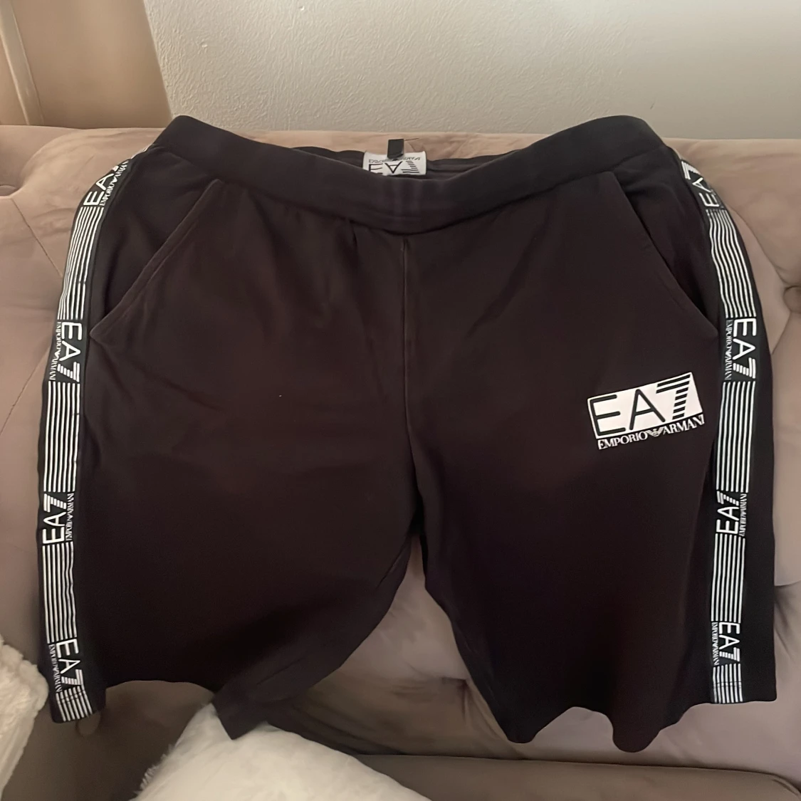 Svarta EA7 shorts med logga - 1