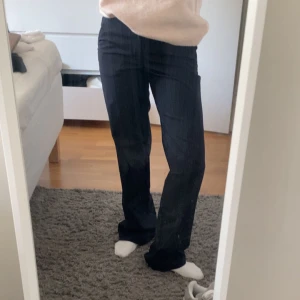 Blåa randiga kostymbyxor Madlady - Snygga blåa kostymbyxor från Madlady med tunna vita ränder. Byxorna har medelhög midja, raka ben och stängs med dragkedja och hyska, aldrig använda men tyvärr finns ingen prislapp kvar 