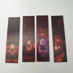 Spökiga bokmärken – set om 4 - Fyra unika bokmärken med söta spöken som läser böcker i mysiga biblioteksmiljöer. Perfekta för dig som älskar böcker, fantasy och en touch av det övernaturliga. Gör din läsning roligare och mer personlig! Skick: oanvända. Färger verkar ha överfört från ena bokmärket till ett annat baksida. Är fläckigt på baksidan. 