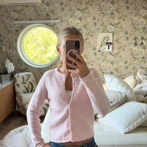Ljusrosa kofta från Gina Tricot - Superfin ljusrosa kofta från Gina Tricot med rund hals och knappar hela vägen framtill. Använde ganska mycket förut men inte längre och det är därför jag säljer den❤️