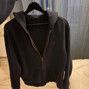 Ralp lauren hoodie - Säljer en fet ralp lauren hoodie i storlek S/ inga defekter, ny pris ca 2400 säljer för endast 649