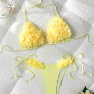 Bikini, gul  - Jätte fin gul bikini med blommor på, helt oanvänd. Storlek s från shein 