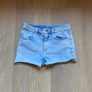 Ljusblå jeansshorts med fickor - Snygga ljusblåa jeansshorts, dom är lite mer mörkblåa inuti. 