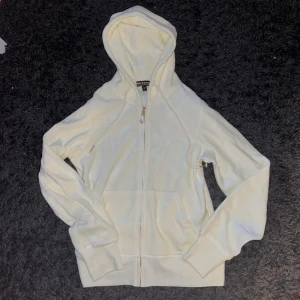 mjukisset  - Säljer två mjukisset, oanvända. 1 är gräddvitt den andra puderrosa. Helt oanvända 