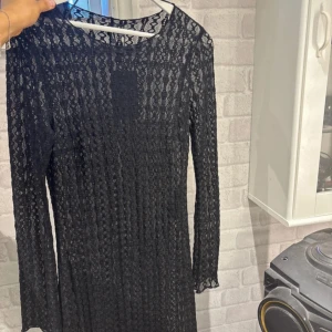 Svart spetsklänning från Vero Moda - Supersnygg svart spetsklänning från Vero Moda med långärmade ärmar och rund halsringning. Aldrig använt (prislapp kvar) 