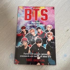 BTS Quiz: Test Your Super-Fan Status - Utmanande och rolig bok för BTS-fans! Fylld med quiz, korsord, spel och bilder på medlemmarna. Perfekt för dig som vill testa dina kunskaper om K-pop och BTS, och ha kul med vänner. 100% inofficiell – för riktiga superfans! Ej skriven i