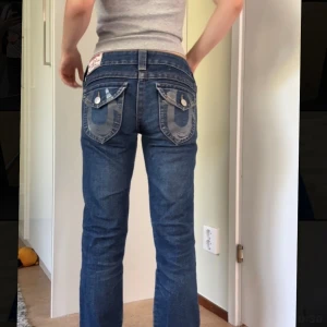 True Religion blå bootcut jeans - Säljer dessa då dom tyvärr inte kommer till användning. Midjemått:36cm Grenen: 19cm Innerbenslängd: 77  Har ni några frågor svarar jag gärna på dom❤️