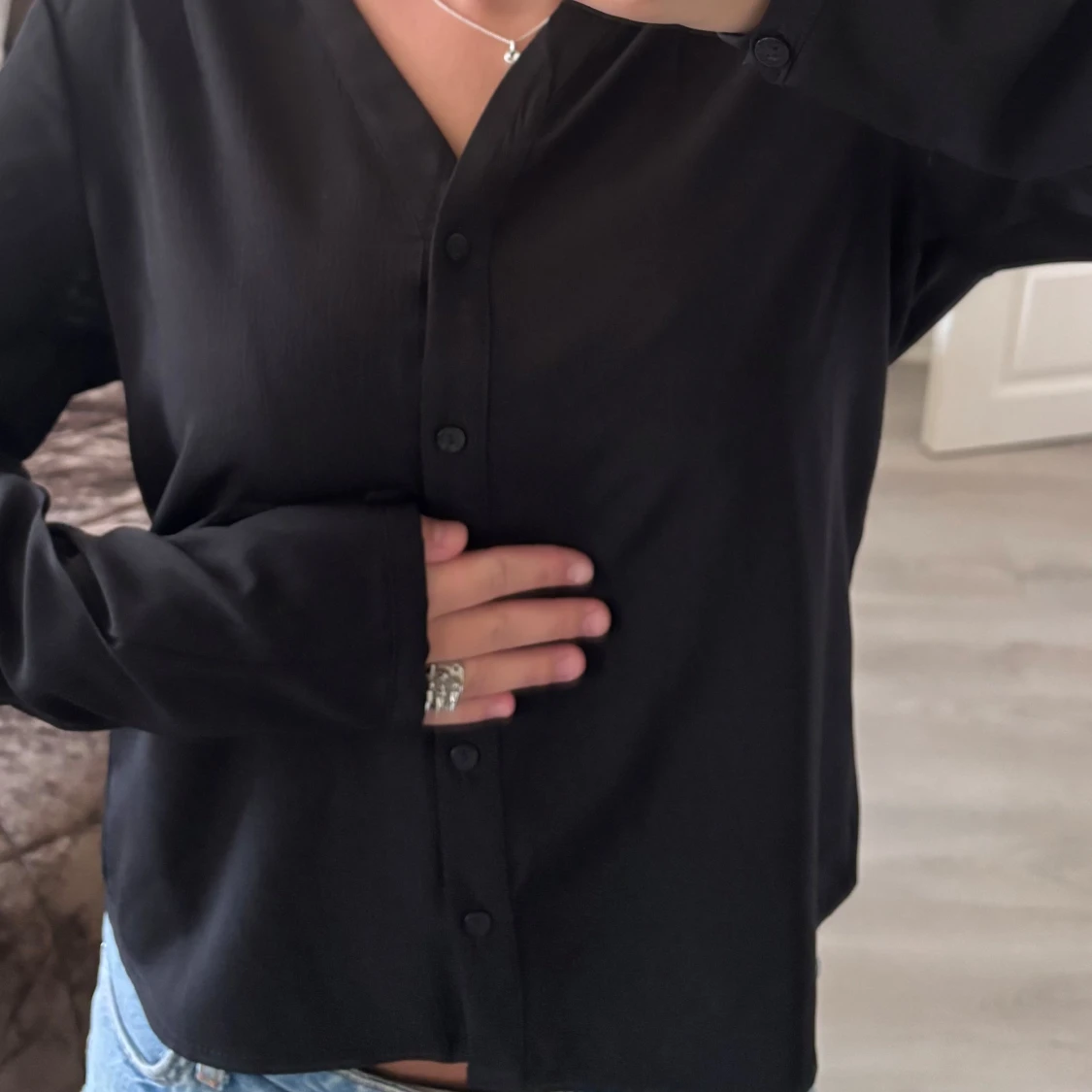 Svart v-ringad skjorta med knappar - 2