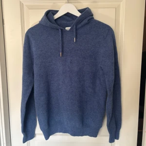 Merinoull hoodie - Säljer en snygg och fräsch merinoull hoodie från märket Ahlquist Clothing. Hoodien är i ett väldigt bra skick utan defekter. Storleken är XS och passar nån som är runt 160-165. Priset kan diskuteras!