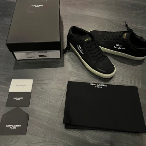 Yves Saint Laurent skor - Hej! Säljer nu mina sprillans nya Yves Saint Laurent skor. Otroligt fina och unika skor som passar till alla outfits. Alla tillbehör som syns i bilderna medföljer vid köp. Hör av er vid minsta lilla fundering!