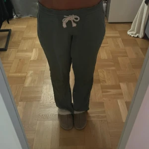 Gröna linnebyxor - Gröna linnebyxor med snörning i midjan från Roxy. I strl M men skulle säga att de passar S-L