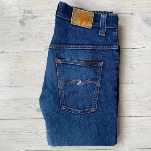 Nudie jeans Thin Finn  - Sjukt snygga slim fit jeans från Nudie i modellen Thin Finn i mycket fint skick 🙌 Har en lagning i skrevet som syts ihop i Nudies egna butik 🤝 Skriv vid fråga! 👍 Storlek 33/32
