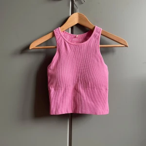 Rosa träningstopp💕 - Säljer denna träningstopp som tyvärr är för liten. Nästan aldrig använt den. Pris kan diskuteras.💕