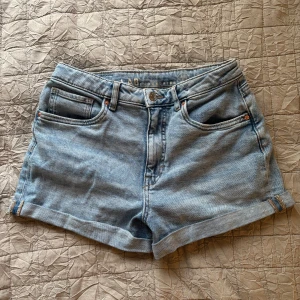 Blå jeansshorts  - Säljer dem här ljusblåa jeansshortsen som inte kommer till användning☺️