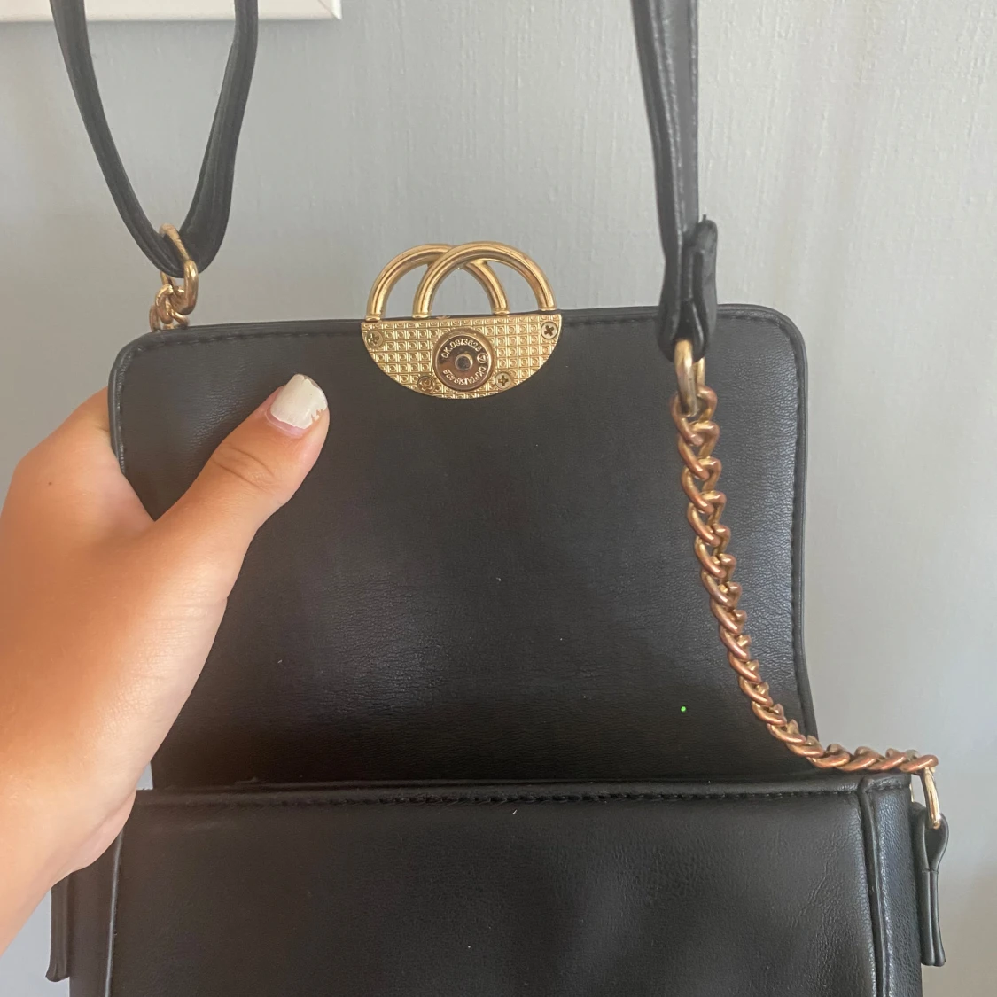 Svart axelväska med gulddetaljer - 1