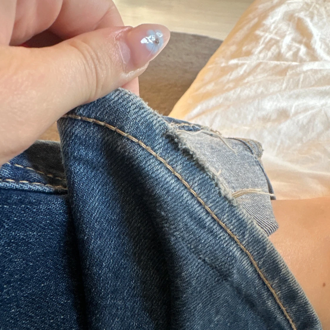 Blå bootcut jeans med slitningar - 2