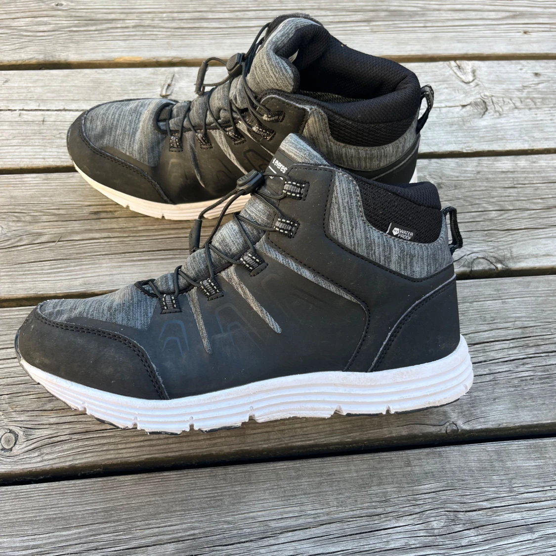 Svarta och grå sneakers från Everest - 1