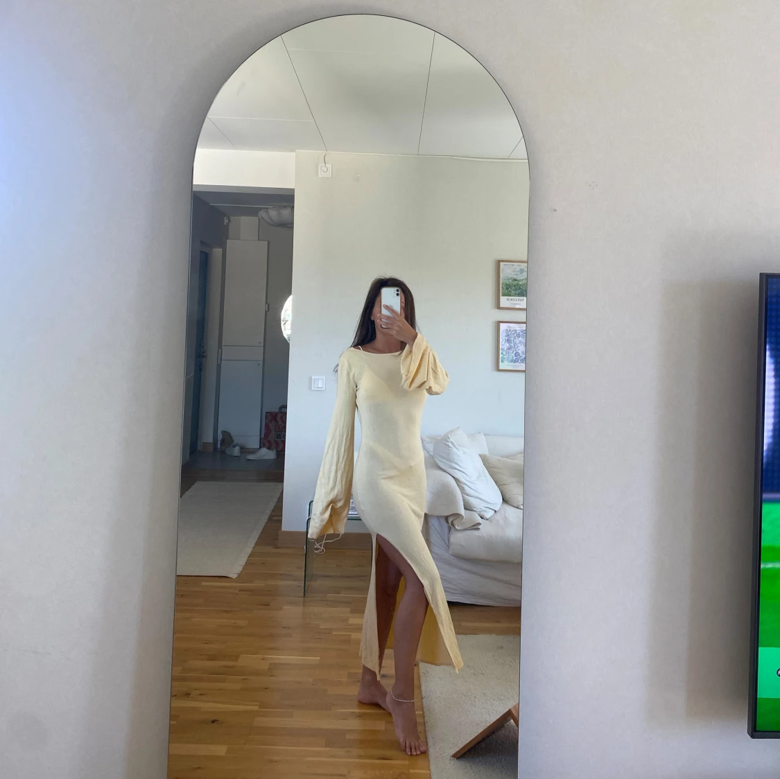 Ljusgul strandklänning med slits - 1