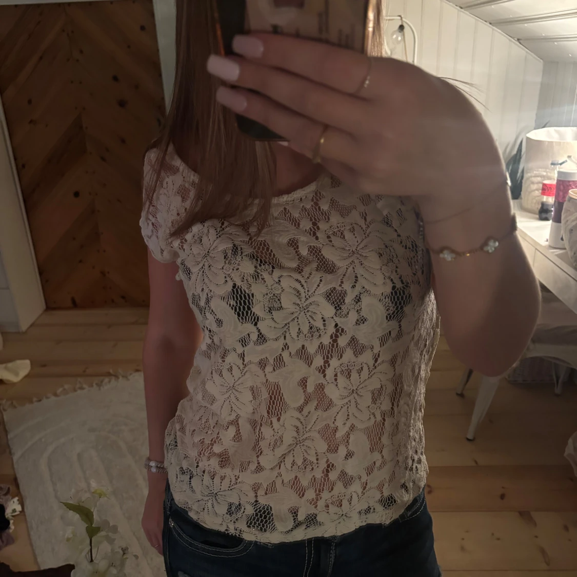 Vit spetsblus med blommönster