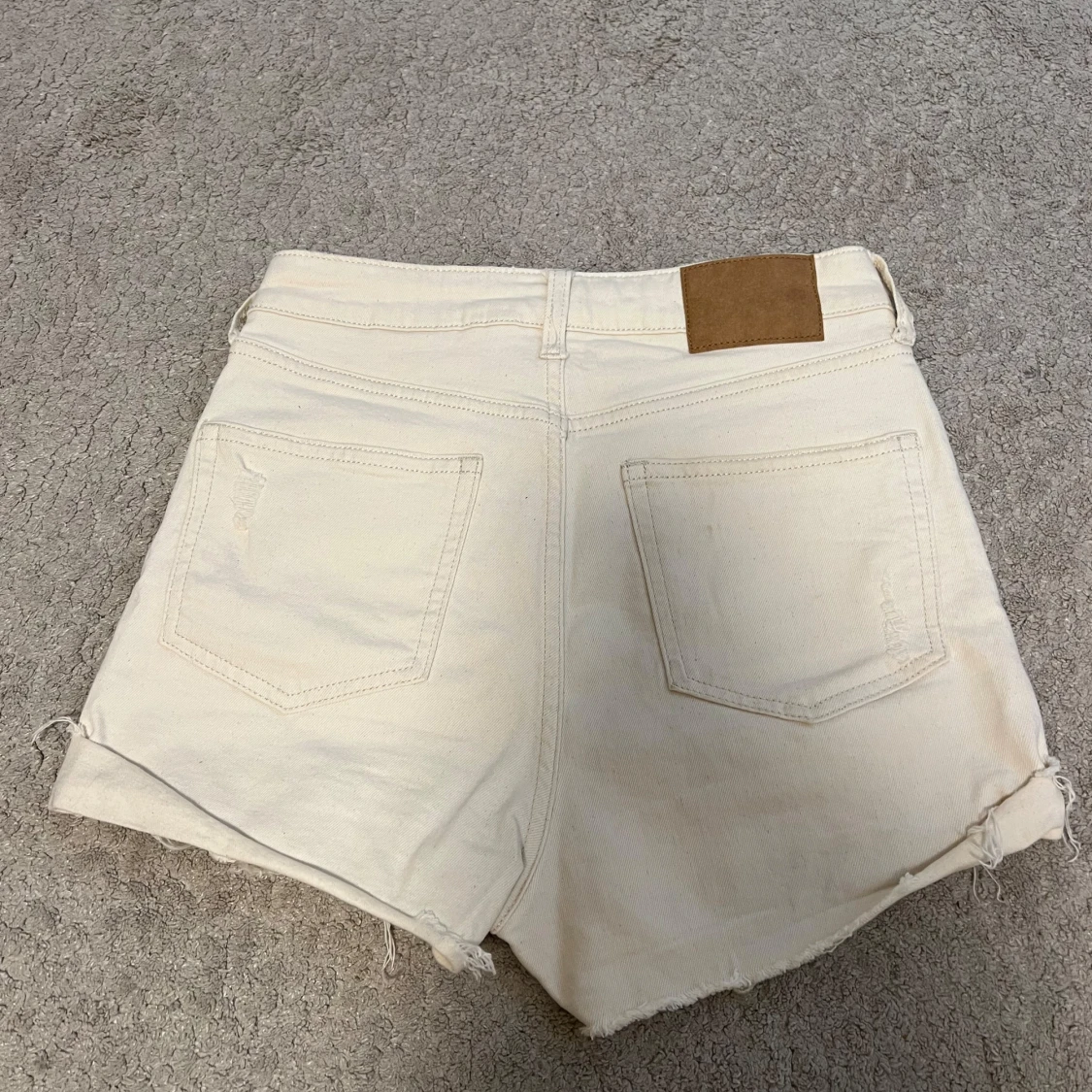 Beige jeansshorts från H&M, strl 36 - 1