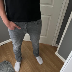 Grå jeans med straight fit - Säljer ett par grå jeans från Jack and Jonesmed klassisk och rak passform. Jeansen har normal midja och är tillverkade i mjukt denimtyg som sitter skönt. Hör av dig vid fundering! Pris kan diskuteras. Passar dig mellan 175-182 vikt ca 70-75 kg storlek 30/32