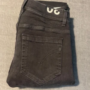 Svarta dondup George  - Säljer ett par feta dondup jeans, perfekta för en stilren look i vardagen! Köpte dessa helt nya från northorizon, men de var tyvärr för små. Så vill nu få sålt dom ganska snabbt för att slippa skicka tillbaka. Det är storlek 30 waist, vet dock inte längd men jag är 185 och de är för korta för mig! Jag har även ett par likadana i en blå färg, ni kan få båda för ett bättre pris!