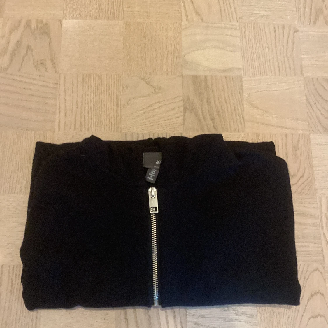 Svart zip-hoodie - 1