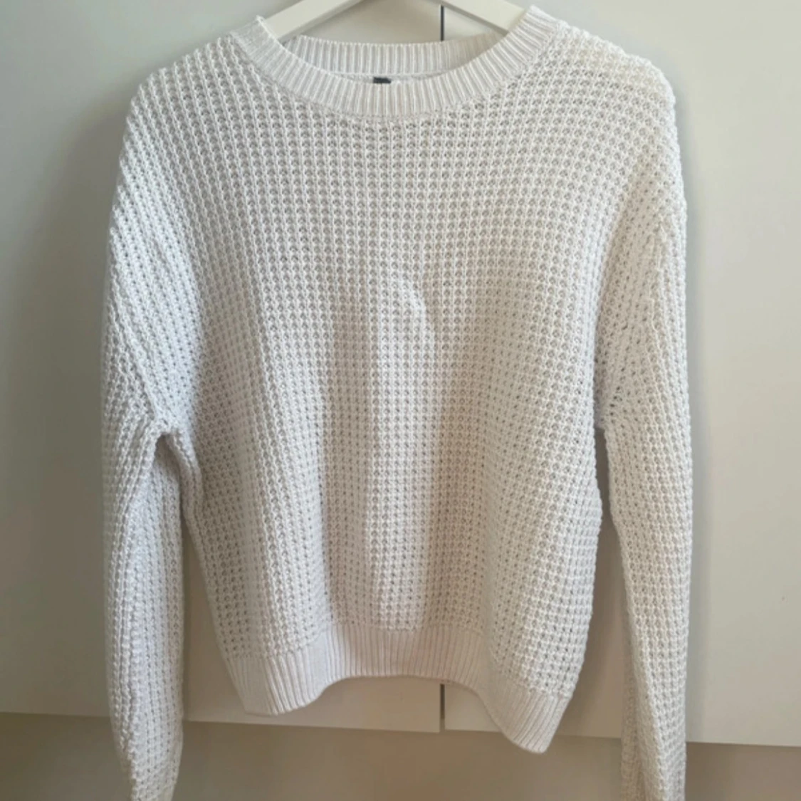 Vit stickad tröja med grov struktur