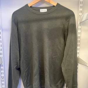 Davida Cashmere tröja - Säljer denna snygga mörkgröna kashmirtröjan från Davida. Nypris 2600kr mitt pris 1449. Tröjan är felfri och sparsamt använd