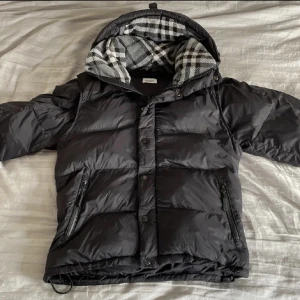 Burberry jacka bytes - Byta eller köpa!!!! vill byta ner den för köpte fel storlek, Denna jacka jag har nu är L men letar efter M om du vill byta skriv till mig så kan vi bestämma någonstans o mötas, SKÅNE