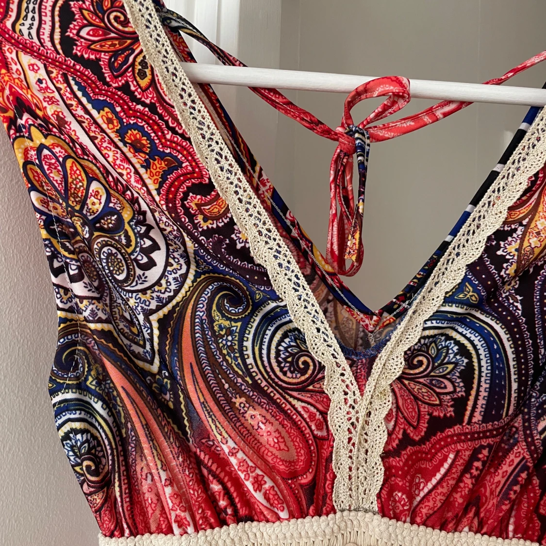 Paisleymönstrad långklänning med spets - 1