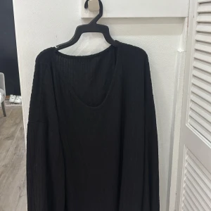 Snygg svart basic tröja! - Enkel och stilren svart tröja som passar till allt! Perfekt basplagg i garderoben. Storlek L .Mjukt och skönt material. Använd ett fåtal gånger, i mycket bra skick! Passar både till vardags och fest. Missa inte detta fynd!  #svarttröja #basplagg #garderobsfavorit  \ #storlekM #fashion #mode #stil #vintedfynd #secondhand #kvinna #lyx #outfitinspo #basic  #billigt #glamour #stockholmstyle 