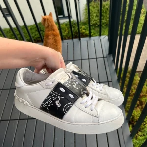 Valentino garvani open sneakers  - Nu säljer jag mina ur snygga valentino open i en extra rare modell, väldigt fräscha. Passar dig som är storlek 37 och 38. Box, dustbag och Valentino kort medföljer! (Vit skoputs kan vid efterfrågan skickas med😊). Utbytt originalsula till en helt ny skön sula. 