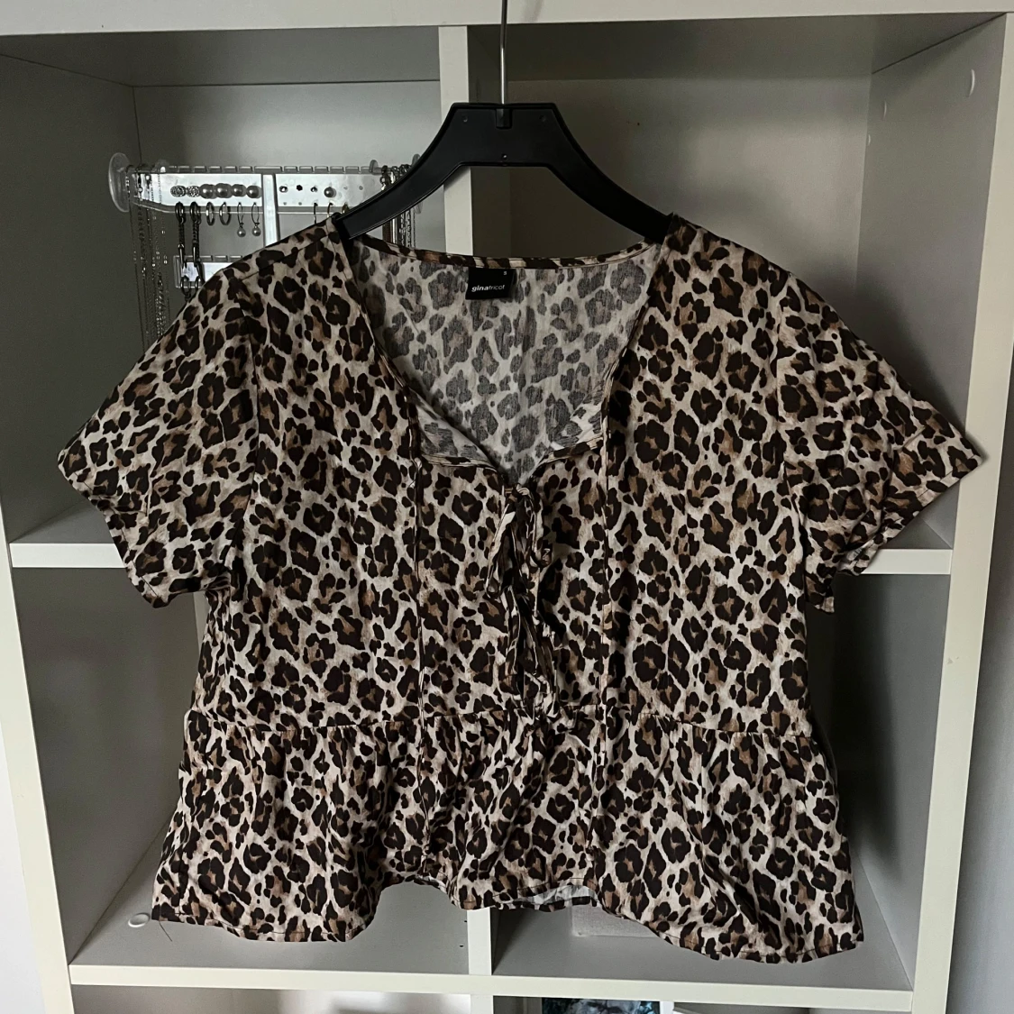 Leopardmönstrad blus från Gina Tricot - 2