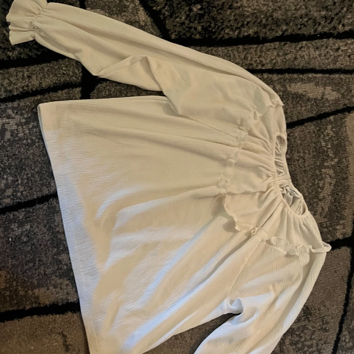 Vit blus med volang från KappAhl - 1