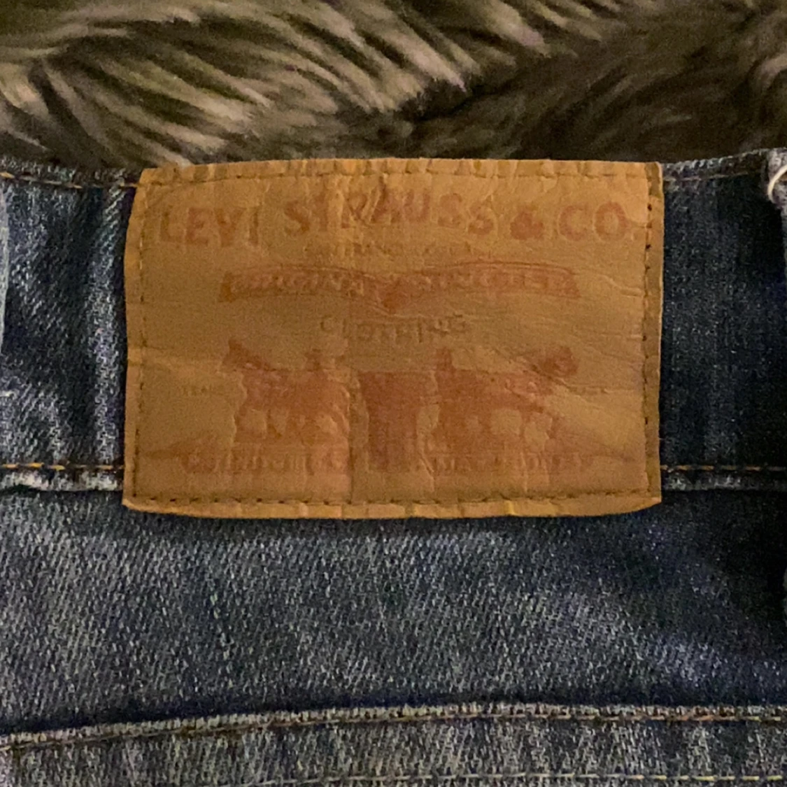 Levis blå bootcut jeans med egna hål  - 1